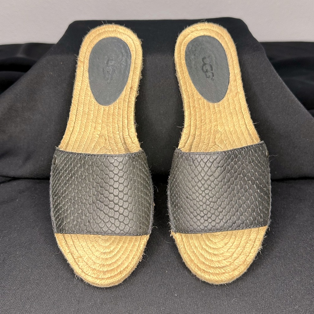 UGG slides‎